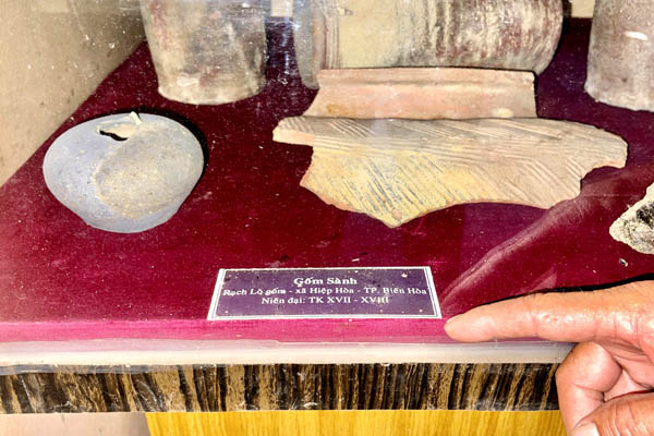 Đặc biệt, tại đình Bình Quan còn lưu giữ các hiện vật gốm của địa phương có niên đại vào thế kỷ XVII -XVIII