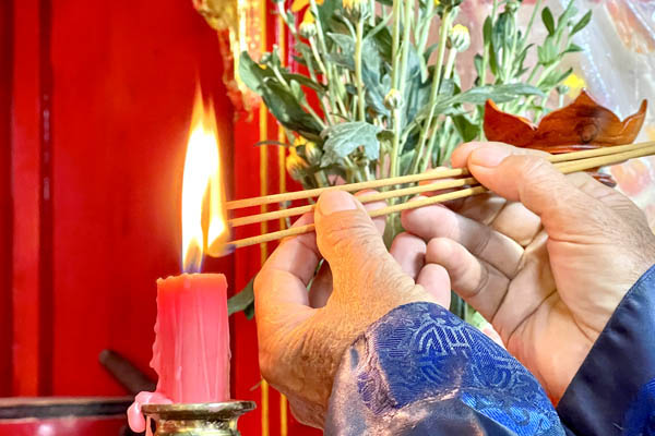 Ban Quý tế đình Hưng Phú thắp nhang ở bàn thờ Thành Hoàng rồi mới tiến hành các nghi lễ khác