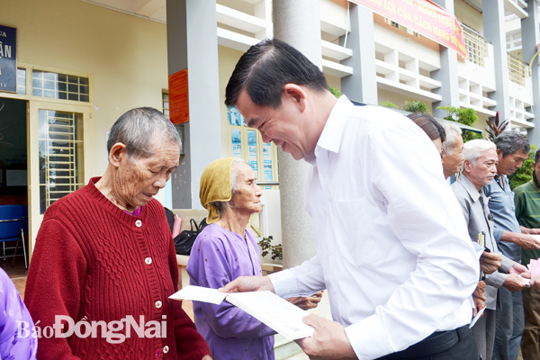 Ủy viên Trung ương Đảng, Bí thư Tỉnh ủy Nguyễn Hồng Lĩnh tặng quà cho gia đình chính sách tại xã Đắc Lua, H.Tân Phú. Ảnh: P.HẰNG