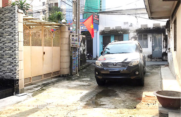 2 ô tô đậu lấn chiếm hẻm công cộng, gây cản trở việc đi lại của người dân trong một con hẻm thuộc KP.6, P.Trung Dũng (TP.Biên Hòa). Ảnh: Phương Liễu