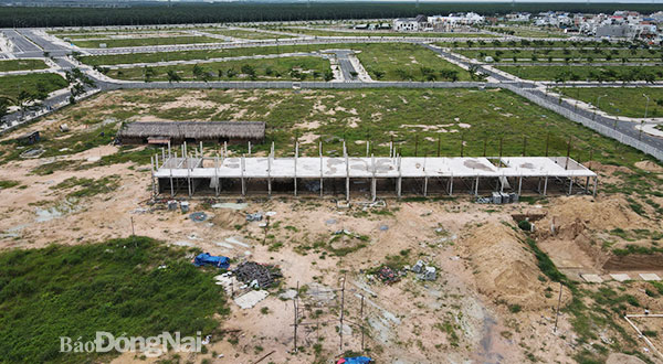 Công trình xây dựng trường THCS tại ô đất có ký hiệu II-TH-2 (gói thầu số 28) là một trong 6 công trình đang bị chậm tiến độ. Ảnh: Phạm Tùng