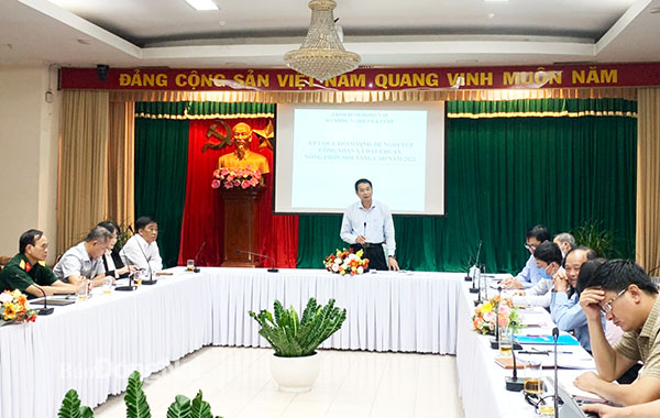 Phó chủ tịch UBND tỉnh Võ Văn Phi chủ trì buổi họp. Ảnh: B.Nguyên