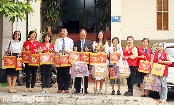 Hội Chữ thập đỏ tỉnh tiếp nhận 100 hộp bánh trung thu, do Hiệp Hội thương mại Đài Loan tỉnh Đồng Nai trao tặng cho trẻ em và người khó khăn