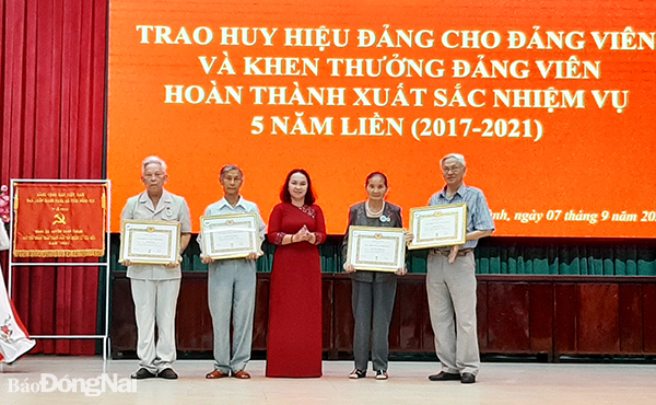 Phó bí thư Huyện ủy Long Thành Nguyễn Thị Thùy Linh trao huy