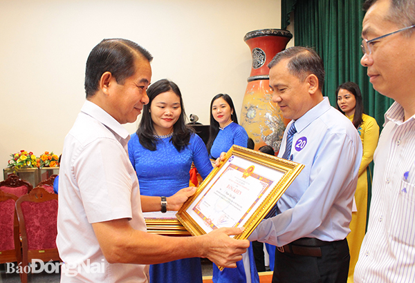 Ủy viên Ban TVTU, Chủ tịch HĐND tỉnh Thái Bảo trao bằng khen của UBND tỉnh cho các tập thể, cá nhân đạt thành tích xuất sắc trong thực hiện Chỉ thị 17