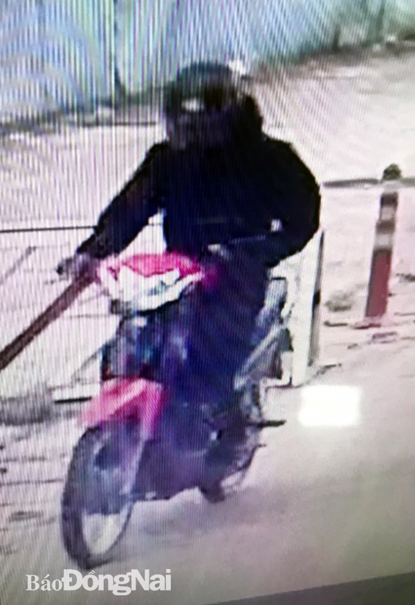 Hình ảnh đối tượng được camera an ninh ghi lại ở khu vực dọc đường tẩu thoát