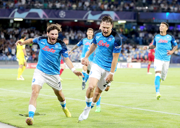 Napoli làm nên bất ngờ lớn nhất lượt đầu Champions League khi thắng Liverpool 4-1