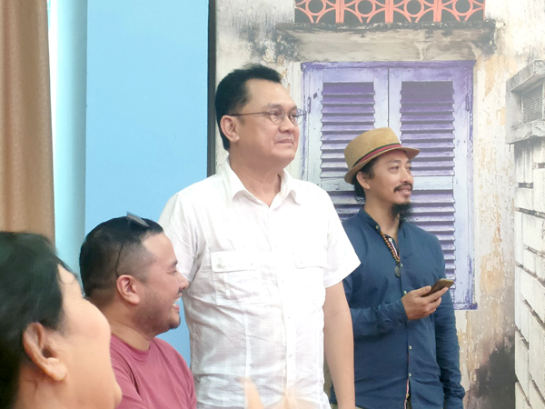 Hữu Châu luôn lặng lẽ chăm chú xem học trò thi trên sân khấu. Ảnh: Trí Trọng