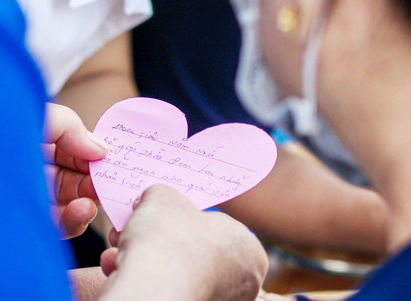 Một nhân viên nhà bếp chuẩn bị những bữa ăn cho học sinh gửi gắm thông điệp phục vụ những bữa ăn ngon trong cả năm học. Ảnh: ĐẶNG CÔNG