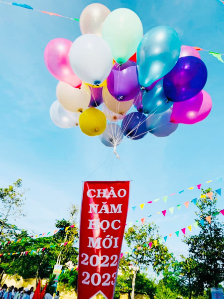 Chùm bóng bay mang theo hy vọng về một năm học mới tốt đẹp của Trường THCS Ngô Thời Nhiệm (TT.Định Quán, H.Định Quán). Ảnh: THANH NAM