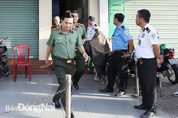 Thiếu tướng Nguyễn Sỹ Quang, Giám đốc Công an tỉnh trực tiếp có mặt tại hiện trường để chỉ đạo điều tra vụ việc.