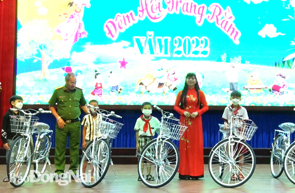 Trao tặng xe đạp cho các em học sinh trong chương trình