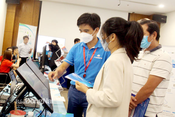 Người dân, doanh nghiệp tham quan gian hàng giới thiệu công nghệ chuyển đổi số bên lề hội thảo Thúc đẩy chuyển đổi số doanh nghiệp tại Đồng Nai. Ảnh: Hải Hà