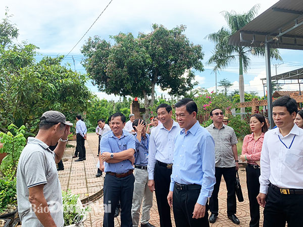 Bí thư Tỉnh ủy Nguyễn Hồng Lĩnh và đoàn khảo sát đến thăm và động viên một hộ dân tại xã Lâm San, H.Cẩm Mỹ. Ảnh: B.Nguyên