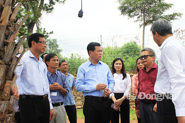 Bí thư Tỉnh ủy Nguyễn Hồng Lĩnh và đoàn khảo sát tham quan hồ sông Ray, xã Lâm San, H.Cẩm Mỹ. Ảnh: B.Nguyên