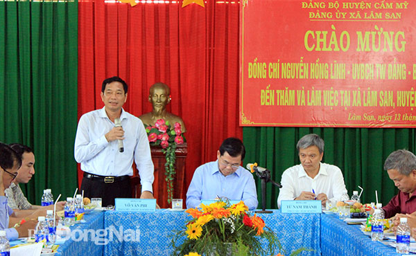 Bí thư Tỉnh ủy Nguyễn Hồng Lĩnh và đoàn khảo sát làm việc với UBND xã Lâm San, H. Cẩm Mỹ. Ảnh: B.Nguyên