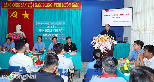 Phó bí thư Tỉnh ủy, Trưởng đoàn đại biểu Quốc hội tỉnh Quản Minh Cường phát biểu chỉ đạo tại buổi sinh hoạt Đảng thường kỳ tại Chi bộ 4, Đảng ủy Công ty Changshin