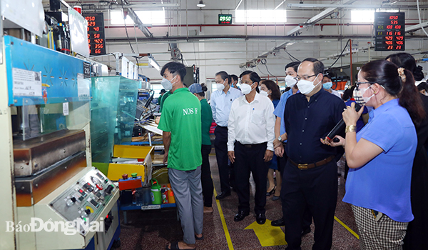 Phó bí thư Tỉnh ủy Quản Minh Cường thăm xưởng sản xuất