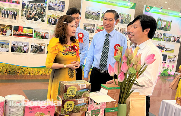 Sản phẩm OCOP của Đồng Nai được trưng bày tại hội nghị biểu dương nông dân sản xuất kinh doanh giỏi toàn quốc lần thứ 6, giai đoạn 2017-2022. Ảnh: Nguyễn Hiếu
