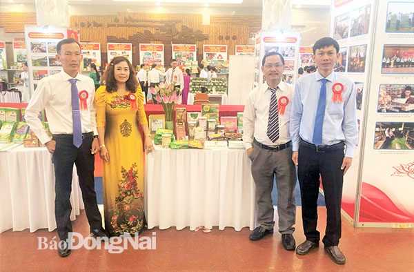 4 nông dân sản xuất, kinh doanh giỏi của Đồng Nai được tuyên dương tại hội nghị biểu dương nông dân sản xuất kinh doanh giỏi toàn quốc lần thứ 6, giai đoạn 2017-2022. Ảnh: Nguyễn Hiếu