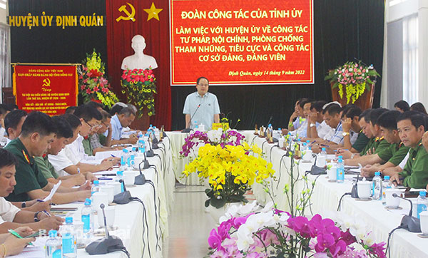 Phó bí thư Tỉnh ủy, Trưởng đoàn đại biểu Quốc hội tỉnh Quản Minh Cường phát biểu chỉ đạo tại buổi làm việc với Huyện ủy Định Quán ngày 14-9. Ảnh: Tố Tâm