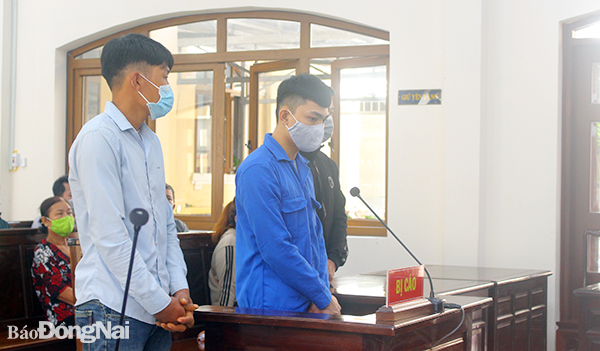  Bị cáo Nguyễn Văn Nhật (áo xanh ở giữa) và các bị cáo khác tại phiên tòa 
