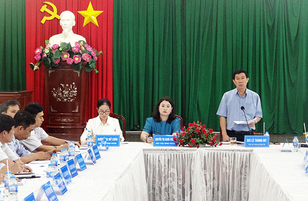 Bí thư Huyện ủy Nhơn Trạch Lê Thành Mỹ phát biểu chỉ đạo tại cuộc họp. Ảnh: Xuân Mai