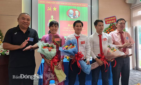 Chi ủy Chi bộ Công ty Pou Phong Việt Nam nhiệm kỳ 2023 - 2025 ra mắt. Ảnh: Phan Trí