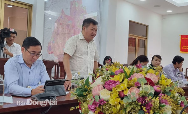 Phó chủ tịch UBND TP.Long Khánh Tăng Quốc Lập chia sẻ những thuận lợi và khó khăn của UBND TP.Long Khánh trong quá trình thực hiện chính sách hỗ trợ tiền thuê nhà. Ảnh: Lan Mai