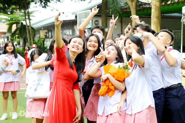 Cô và trò Trường THPT Văn Hiến (TP.Long Khánh) với niềm vui sau lễ khai giảng