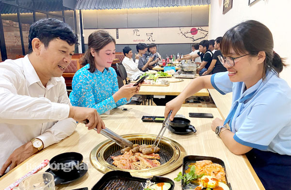 Thực khách thưởng thức các món nướng phong cách Nhật tại TT.Tân Phú (H.Tân Phú). Ảnh: Thủy Mộc