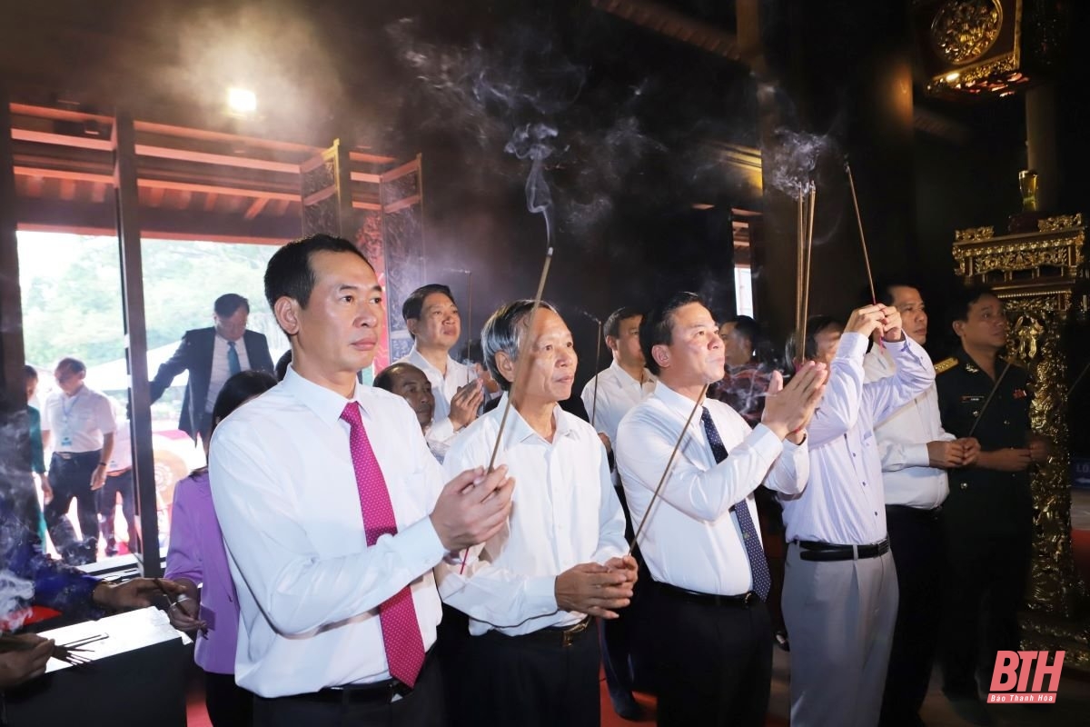 Đồng chí Đỗ Trọng Hưng, Ủy viên Trung ương Đảng, Bí thư Tỉnh ủy, Chủ tịch HĐND tỉnh cùng các đại biểu dâng hương kính cáo Đức Thái Tổ Cao hoàng đế.