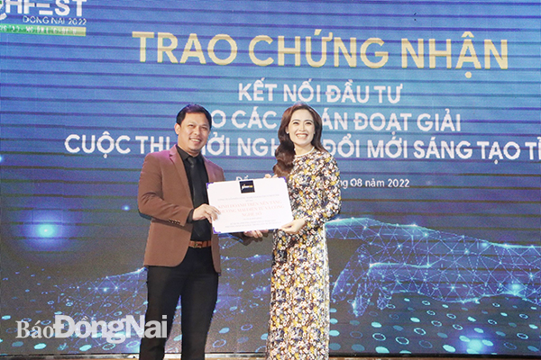 Đại diện các dự án khởi nghiệp đổi mới sáng tạo tỉnh Đồng Nai kết nối với các nhà đầu tư tại lễ phát động Ngày hội khởi nghiệp đổi mới sáng tạo tỉnh Đồng Nai năm 2022