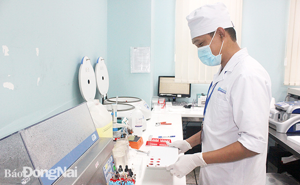 Nhân viên y tế Khoa Huyết học - truyền máu Bệnh viện Đa khoa Đồng Nai trong giờ làm việc. Ảnh: Hạnh Dung