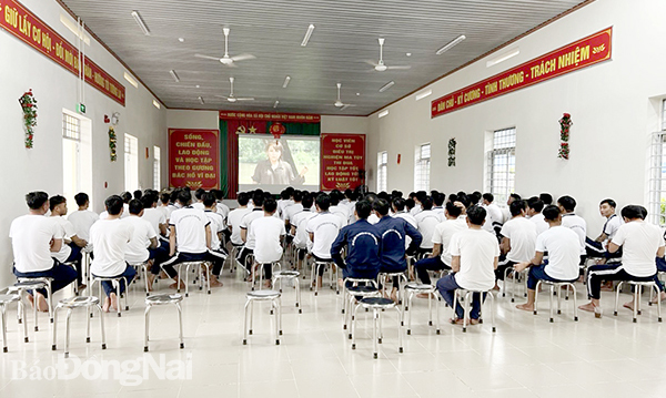 Đội chiếu phim lưu động số 3 của Trung tâm Văn hóa - điện ảnh tỉnh phục vụ chiếu phim tại Cơ sở điều trị nghiện ma túy Đồng Nai (xã Suối Cao, H.Xuân Lộc)