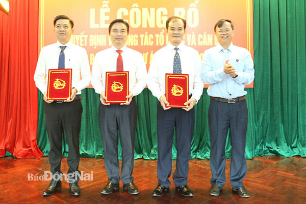 Chủ tịch UBND tỉnh Cao Tiến Dũng trao quyết định thành lập cho 3 ban quản lý dự án tỉnh. Ảnh: Công Nghĩa