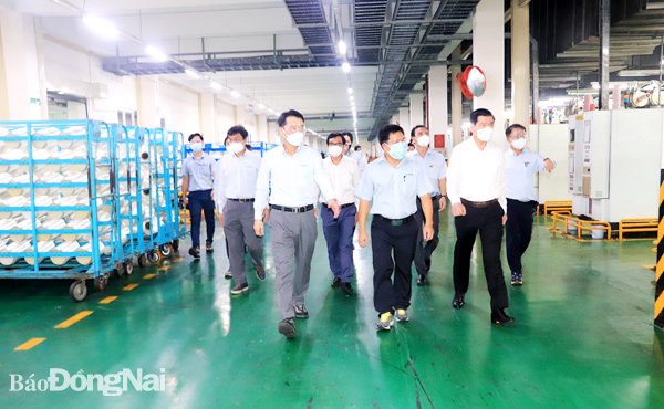 Bí thư Tỉnh ủy Nguyễn Hồng Lĩnh (hàng đầu, bìa phải) thăm và động viên Công ty TNHH Hyosung Việt Nam ở Khu công nghiệp Nhơn Trạch 5 (H.Nhơn Trạch) nhanh chóng phục hồi sản xuất sau cao điểm của dịch Covid19 Ảnh: HƯƠNG GIANG