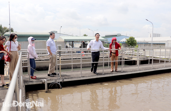 Các bộ, ngành, doanh nghiệp tham quan mô hình khu công nghiệp sinh thái tại nhà máy xử lý nước thải của Khu công nghiệp Amata (TP.Biên Hòa)