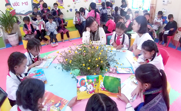 Học sinh tiểu học chăm chú đọc sách mới trong ngày Thư viện ước mơ khai trương (tháng 9-2022)