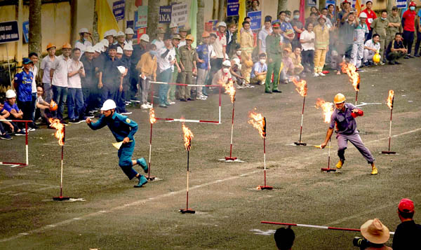 Các đội thi đến từ UBND phường, xã, cơ quan nhà nước trên địa bàn TP.Long Khánh thực hiện nội dung thi “Đội hình tổng hợp 300m chữa cháy, cứu người, cứu tài sản”