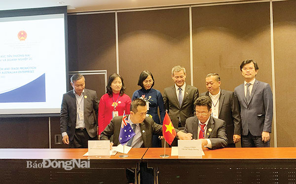 Phó chủ tịch UBND tỉnh Nguyễn Thị Hoàng (thứ 3 từ trái sang) chứng kiến doanh nghiệp của Đồng Nai ký kết hợp đồng ghi nhớ với đối tác phía Australia tại Hội nghị kết nối giao thương, xúc tiến thương mại tại Sydney năm 2022. Ảnh: Ninh Lộc