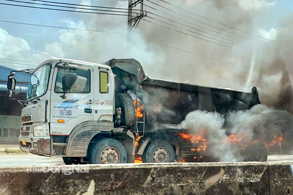Hiện trường vụ cháy xe tải ben đang lưu thông trên quốc lộ 51 đoạn qua H.Long Thành. Ảnh: CTV