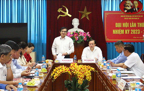 Phó chủ tịch UBND tỉnh Nguyễn Sơn Hùng phát biểu tại buổi làm việc với đoàn công tác của Bộ VH-TTDL. Ảnh: My Ny