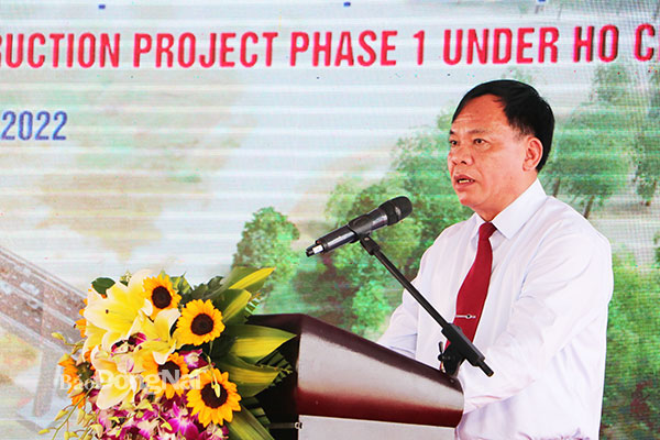 Phó chủ tịch UBND tỉnh Võ Tấn Đức phát biểu ý kiến tại lễ khởi công. Ảnh: Phạm Tùng