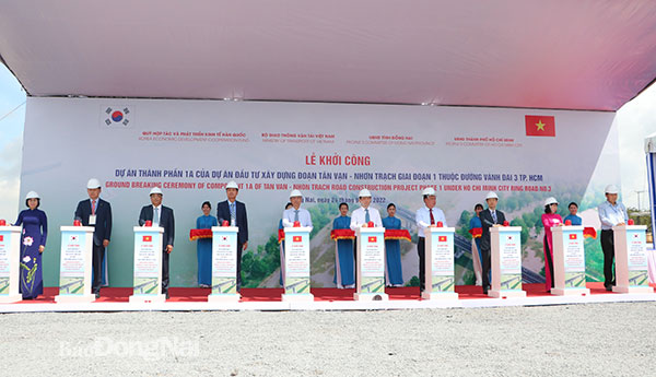 Các đại biểu nhấn nút thực hiện nghi thức khởi công dự án 1A, đoạn Tân Vạn- Nhơn Trạch giai đoạn 1 thuộc dự án đường Vành đai 3-TP.HCM. Ảnh: Phạm Tùng