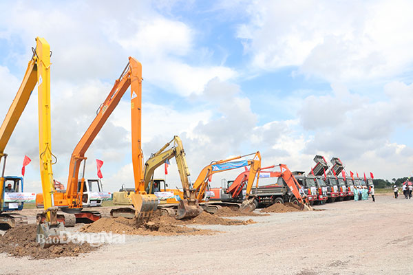 Các phương tiện thi công cơ giới thực hiện nghi thức khởi công dự án. Ảnh: Phạm Tùng