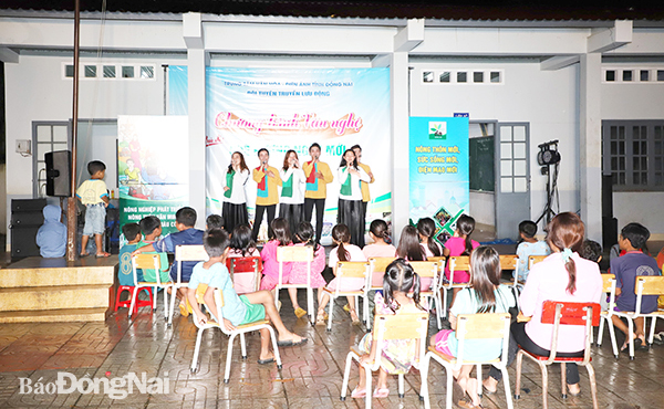 Người dân xã Đắc Lua, H.Tân Phú xem sân khấu hóa tuyên truyền lưu động do Trung tâm Văn hóa - điện ảnh tỉnh tổ chức ngày 24-9. Ảnh: TTVH-ĐA tỉnh cung cấp