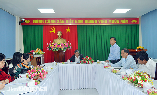 Ủy viên Ban TVTU, Trưởng ban Tuyên giáo Tỉnh ủy Phạm Xuân Hà báo cáo kết quả thực hiện nhiệm vụ của đơn vị trong 9 tháng qua