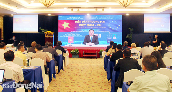 Bộ trưởng Bộ Công thương Nguyễn Hồng Diên phát biểu khai mạc chương trình từ đầu cầu Hà Nội