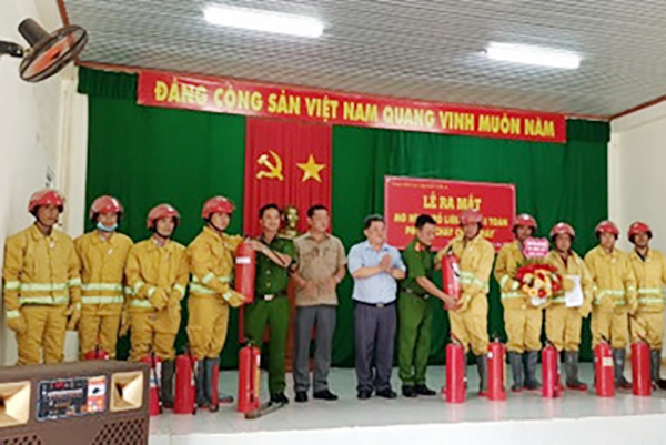Thượng tá Phạm Đức Tâm, Phó trưởng Công an H. Vĩnh Cửu và  lãnh đạo UBND TT. Vĩnh An trao tặng dụng cụ phòng cháy chữa cháy cho Tổ liên gia an toàn phòng cháy chữa cháy